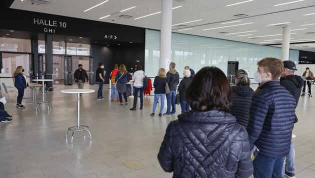 Die Terminvergabe für die Zweitstiche läuft träge. Wer ihn ausfallen lässt, riskiert gerade in Bezug auf die Menge der Antikörper sehr viel. (Bild: Tschepp Markus)