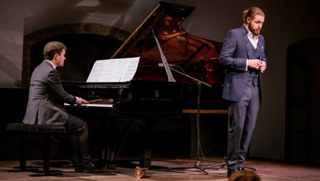 Bariton Konstantin Krimmel und Pianist Ammiel Bushakevitz führten das Osterfestival-Publikum im Salzlager Hall in wunderbaren Spannungsbögen zu dramatischen Höhepunkten. (Bild: Victor Malyshev)