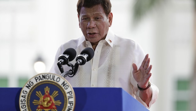 Der philippinische Staatspräsident Rodrigo Duterte würde Impfverweigerer am liebsten festnehmen lassen. (Bild: AP)