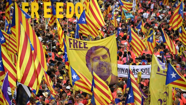 Seit Jahren forderten Demonstranten immer wieder die Freiheit der Separatistenführer. (Bild: APA/AFP/LLUIS GENE)