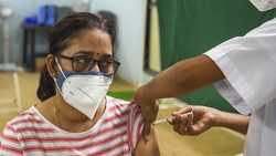 Impfung mit dem AstraZeneca-Vakzin in Mumbai (Bild: APA/AFP/Punit Paranjpe)