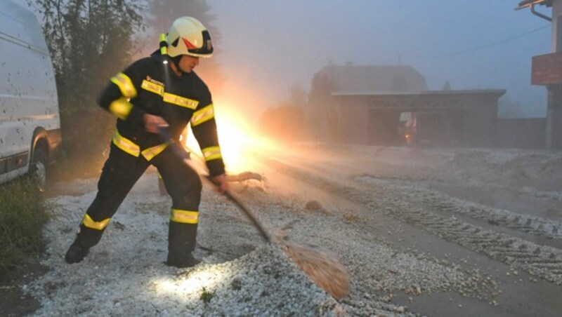 In Pinsdorf hinterließ das Unwetter eine 40 Zentimeter dicke Hagelschicht. (Bild: Wolfgang Spitzbart .)