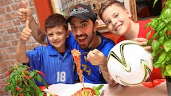 „Bella Italia“-Wirt Renato und Mario halten am Samstag zu Italien, Nils ist Österreich-Fan. (Bild: Rojsek-Wiedergut Uta)