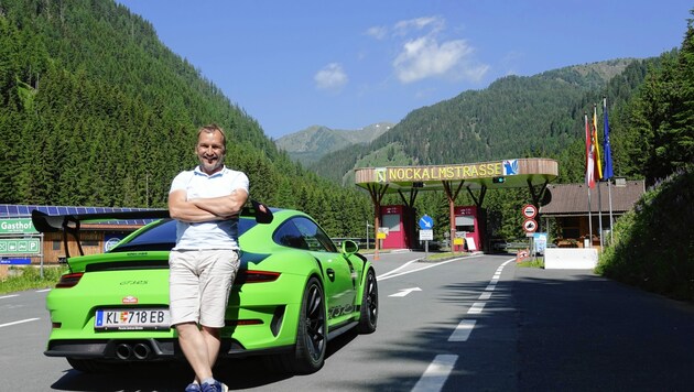 Achim Mörtl chauffiert seine Kunden bei der Tour nicht nur, sondern lässt sie nach einer Einweisung auch selbst hinter dem Porsche-Lenkrad sitzen. (Bild: Dorian Wiedergut)