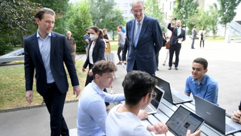 Kanzler Kurz und Minister Faßmann (ÖVP) statten 150.000 Schüler des Landes ab Herbst mit Laptops und Tablets aus. (Bild: APA/ROLAND SCHLAGER)