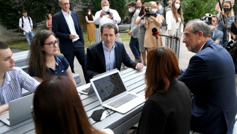 Bundeskanzler Sebastian Kurz (ÖVP) und Bildungsminister Heinz Faßmann (ÖVP) im Rahmen des Besuches einer Schule in Wien. (Bild: APA/ROLAND SCHLAGER)