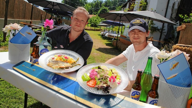 Benjamin Fehringer und Josef Huainigg im Gastgarten ihres neuen Heurigen „Fisch Süd“. (Bild: Evelyn HronekKamerawerk)