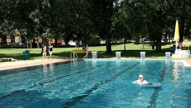 Die Wassertemperatur im Schwimmbad Gols steigt bei der Hitze zusehends. Ein Sprung ins kühle Nass ist aber weiterhin erfrischend. (Bild: Reinhard Judt)