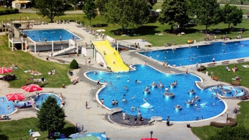 Im Freibad Jennersdorf locken gleich mehrere Becken Badegäste an. (Bild: Eduard Erber)