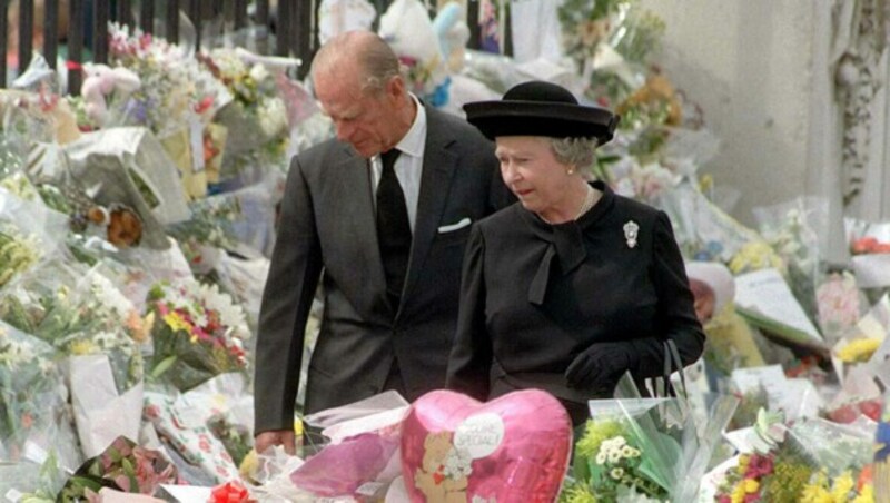 Queen Elizabeth (hier mit dem verstorbenen Prinz Philip) und Millionen Menschen trauerten 1997 um Prinzessin Diana. (Bild: AFP)