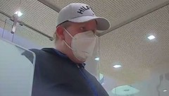 Mit einer FFP2-Maske im Gesicht betrat der Bankräuber die Filiale in Retz. (Bild: LPD NÖ)