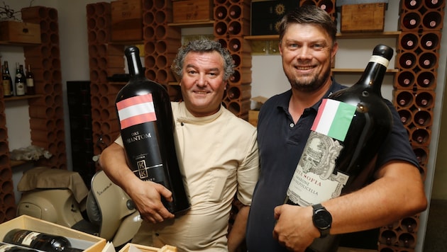 Egal, welche Nation - Hauptsache der Wein schmeckt. Restaurantbetreiber Marco Formisano (li.) & Gast Klaus Pleger sehen sich das Match auf jeden Fall an. (Bild: Birbaumer Christof)
