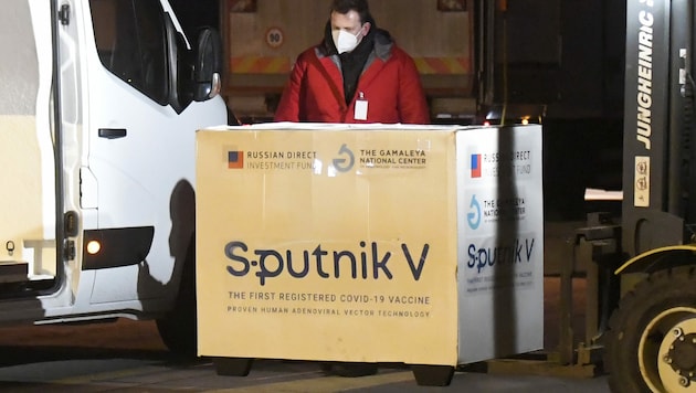 Wegen geringer Nachfrage will die Slowakei 160.000 Dosen Sputnik V verschenken oder verkaufen. (Bild: AP)