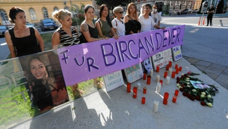 Vor dem Innsbrucker Landesgericht gedachten Freunde und Familie dem Opfer. Und es gab eine Demo gegen Femizide. (Bild: Christof Birbaumer)