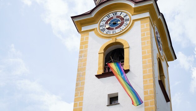 Nur kurz hing die Regenbogenfahne am Kirchturm von Unken. (Bild: JUSOS Salzburg/Bernhard Schmiderer)