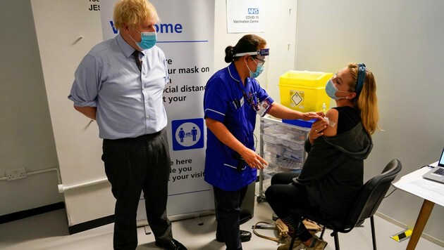 Der britische Premier Boris Johnson besuchte am Montag ein Impfzentrum in London. (Bild: AFP)