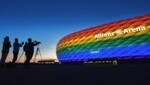 Mitte Mai trugen die Spieler von Paris Saint-Germain Nummern in Regenbogenfarben, in München verbot die UEFA, das Allianz-Stadion als Zeichen für Offenheit und Vielfalt bunt zu färben. (Bild: EPA)