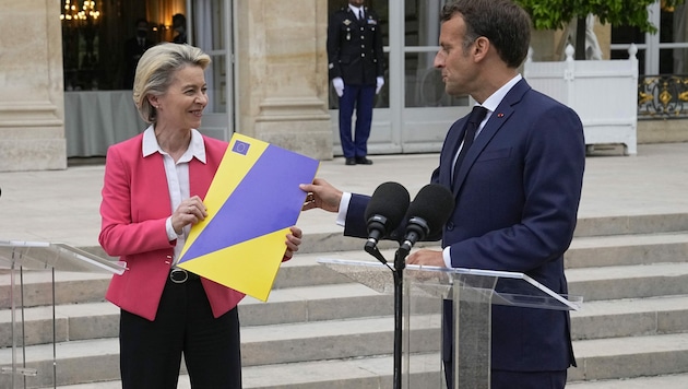 Emmanuel Macron und Ursula von der Leyen (Bild: AP)