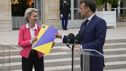 Emmanuel Macron und Ursula von der Leyen (Bild: AP)