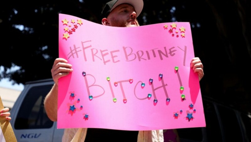 Mit Schildern forderten die Fans, Britney Spears freizulassen. (Bild: 2021 Getty Images)