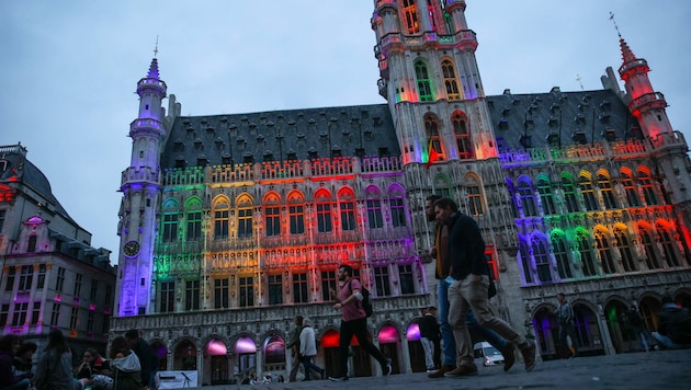 Das Brüsseler Rathaus wurde am Mittwochabend aus Solidarität mit der LGBT-Gemeinschaft in den Farben des Regenbogens angestrahlt. (Bild: APA/AFP/Aris Oikonomou)