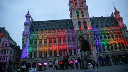 Das Brüsseler Rathaus wurde am Mittwochabend aus Solidarität mit der LGBT-Gemeinschaft in den Farben des Regenbogens angestrahlt. (Bild: APA/AFP/Aris Oikonomou)