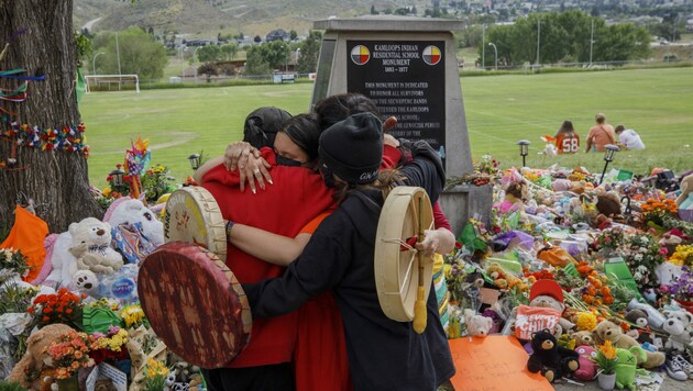 Zuletzt gab es landesweite Gedenken (wie auf diesem Bild von Anfang Juni) für die unzähligen Opfer. (Bild: AFP)