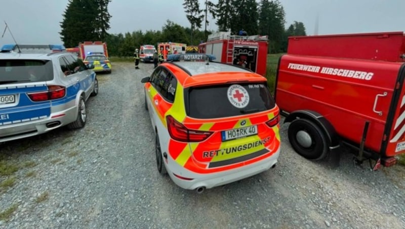 Ein Großaufgebot der Einsatzkräfte eilte zur Absturzstelle in Gefell im Osten des deutschen Bundeslandes Thüringen. (Bild: NEWS5 / Fricke)