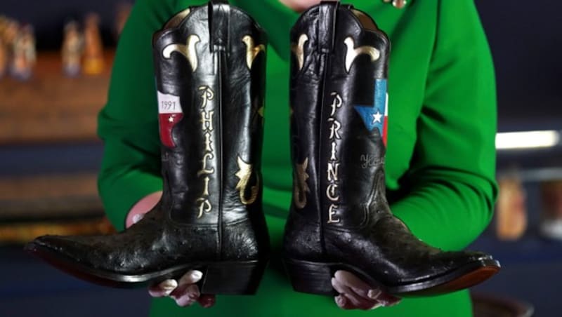 Diese Cowboy-Stiefel bekam Prinz Philip bei einem Besuch in Texas geschenkt. (Bild: APA/Steve Parsons/PA via AP)