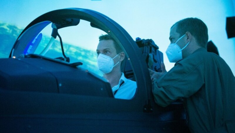 Major A. erklärt das Cockpit des Jets, das aus Bauteilen echter Eurofighter gefertigt wurde. (Bild: HBF/Heinschink)