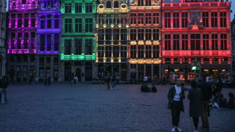 Ein Zeichen der Toleranz: Brüssels Grand-Place leuchtete Mittwochabend in den Farben des Regenbogens. (Bild: AFP)