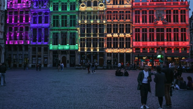 Ein Zeichen der Toleranz: Brüssels Grand-Place leuchtete Mittwochabend in den Farben des Regenbogens. (Bild: AFP)