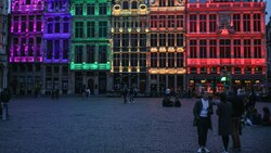 Ein Zeichen der Toleranz: Brüssels Grand-Place leuchtete Mittwochabend in den Farben des Regenbogens. (Bild: AFP)
