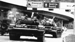 Jugoslawische Panzer fahren in Richtung Österreich. (Bild: Gepa/AP/picturedesk.com)