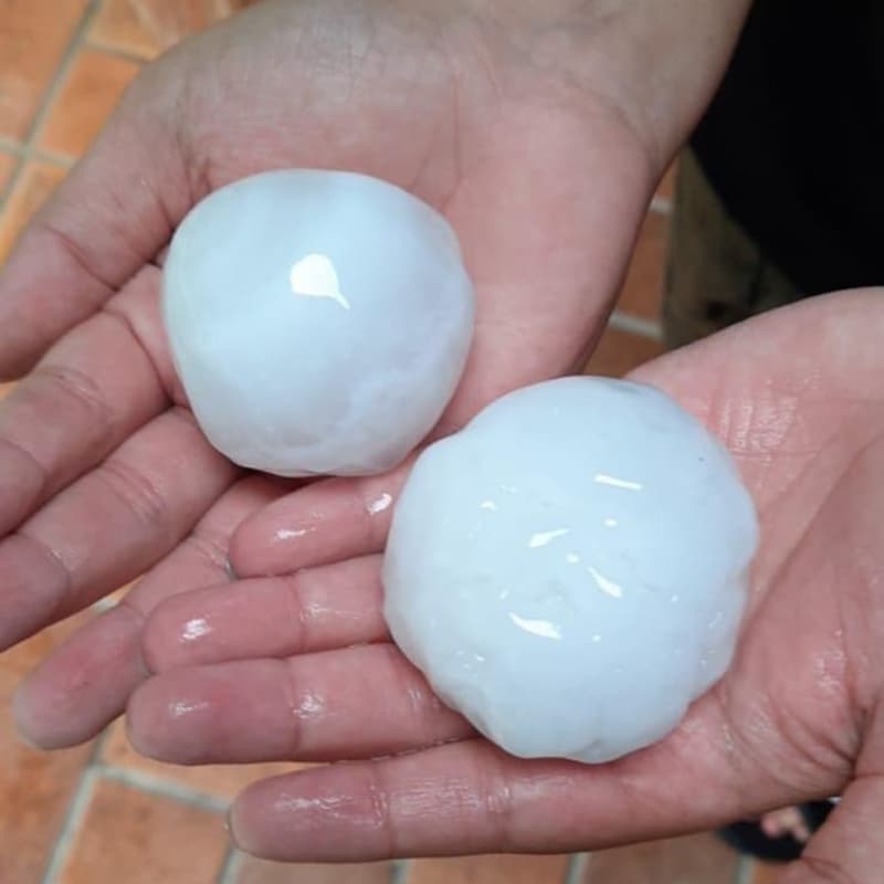 Riesige Hagelkörner prasselten in Neunkirchen vom Himmel. (Bild: Leserreporterin Sabrina M.)