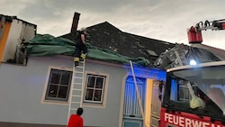 Die tennisballgroßen Hagelkörner beschädigten Dutzende Dächer und Autos zum Teil stark. (Bild: APA/FEUERWEHR)
