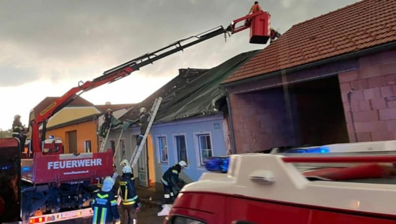 Im Raum Hollabrunn waren 650 Feuerwehrleute im Einsatz. (Bild: APA/FEUERWEHR)