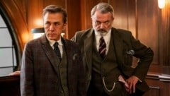 Christoph Waltz und Sam Neill in dem Film „The Portable Door“ (Bild: ©The Jim Henson Company)