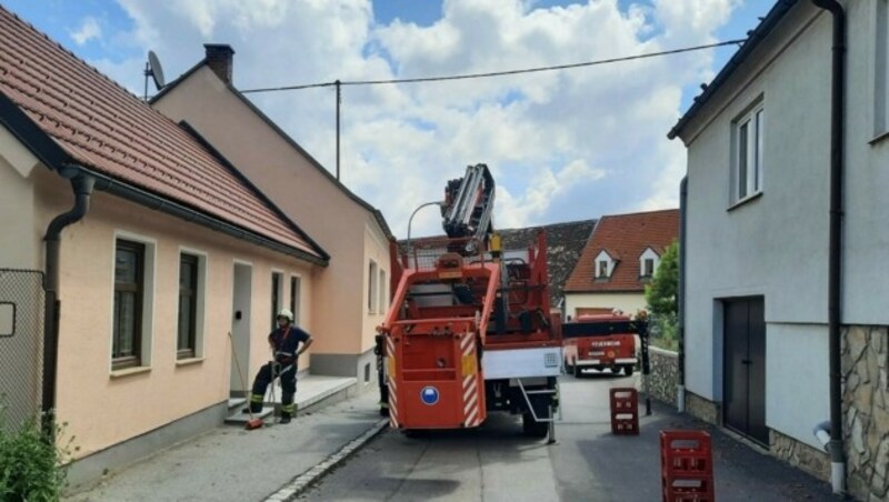 Die Aufräumarbeiten in Schrattenberg haben begonnen. (Bild: Patrick Huber)