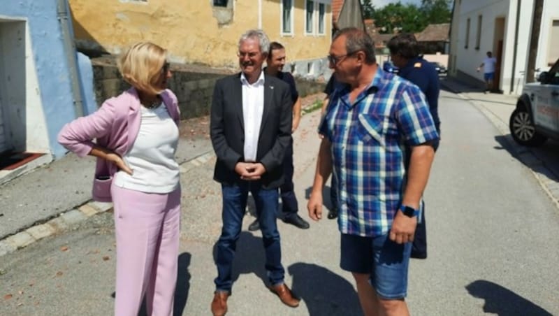 Landeshauptfrau Johanna Mikl-Leitner und NÖ-Landtagspräsident Karl Wilfing im Gespräch mit Betroffenen (Bild: Patrick Huber)