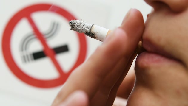 Torinóban a dohányosoknak mostantól minimális távolságot kell tartaniuk másoktól, ha a szabadban dohányoznak (szimbolikus kép). (Bild: APA/HELMUT FOHRINGER)