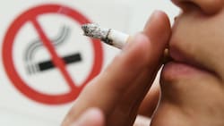 In Turin müssen Raucherinnen und Raucher im Freien jetzt einen Mindestabstand zu anderen Personen einhalten (Symbolbild). (Bild: APA/HELMUT FOHRINGER)