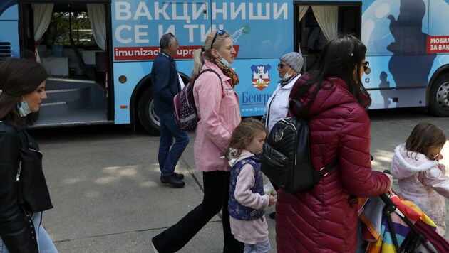 Ein Impfbus in der serbischen Hauptstadt Belgrad. (Bild: AP)