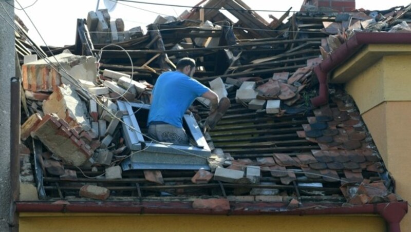 Das Wetterphänomen erinnert an den verheerenden Tornado im Jahr 2021, bei dem sechs Menschen ums Leben kamen. (Bild: APA/HELMUT FOHRINGER)