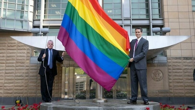 John Sullivan (links) setzte mit dem Hissen der Flagge ein buntes Zeichen für Toleranz. (Bild: twitter.com/USEmbRu)