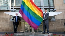 John Sullivan (links) setzte mit dem Hissen der Flagge ein buntes Zeichen für Toleranz. (Bild: twitter.com/USEmbRu)