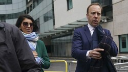 Der britische Gesundheitsminister Matt Hancock und seine Mitarbeiterin Gina Coladangelo sorgen für Aufregung in Großbritannien, weil sie mit ihrer Affäre die Social-Distancing-Regeln gebrochen haben. (Bild: APA/Yui Mok/PA via AP)
