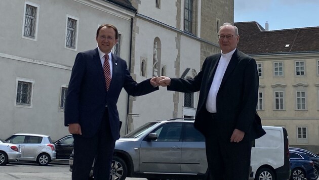 Bürgermeister Matthias Stadler und Diözesanbischof Alois Schwarz freuen sich über die "historische Zusammenarbeit". (Bild: Thomas Werth)