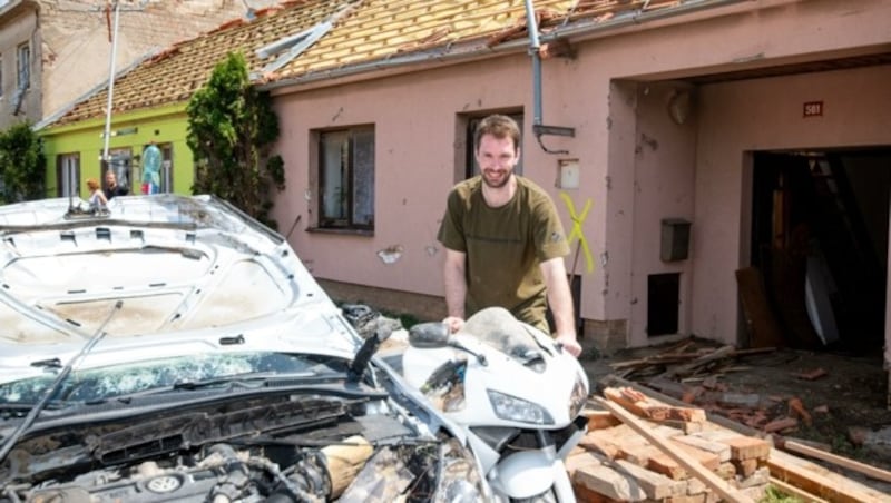 Jakob verlor beinahe seine Familie im Sturm. Was ihm bleibt, sind Trümmer - und sein Lächeln. (Bild: Imre Antal)