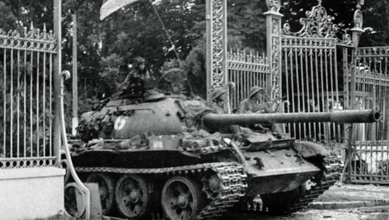 1975: Der Vietcong stürmt Saigon, nachdem die USA zwei Jahre zuvor ein Abkommen über den eigenen Rückzug abgeschlossen hatten. (Bild: APA/AFP/picturedesk.com)